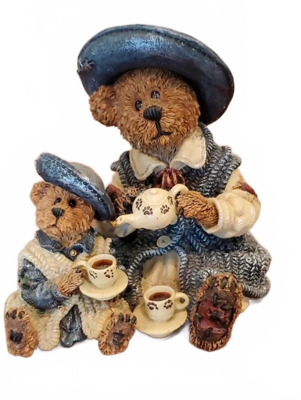 Boyds Bears 02000-21 Catherine & Caitlyn Berriweather figurine Collectible
